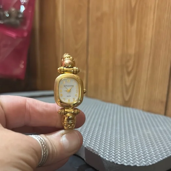 Joan Rivers | Accessories | Joan Rivers Gold Classic Watch  display picture 1